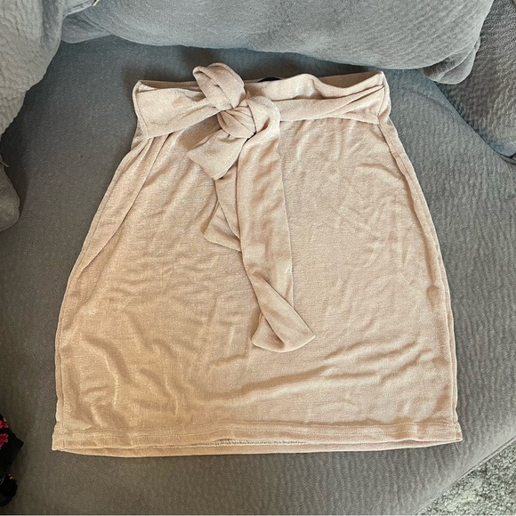 Pink skirt with tie - Picture 2 of 2